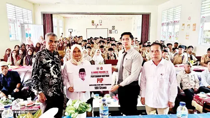 Andre Rosiade Salurkan 180 Beasiswa PIP di SMK 1 Palembayan, Agam 1 SALURKAN BEASISWA PIP— Wakil Ketua Komisi VI DPR RI dari Fraksi Gerindra Andre Rosiade menyalurkan beasiswa Program Indonesia Pintar (PIP) kepada 180 siswa di SMK 1 Palembayan, Kabupaten Agam, Kamis (31/7) lalu. Beasiswa diserahkan langsung oleh Wakil Sekretaris DPD Gerindra Sumbar Zulkifli.