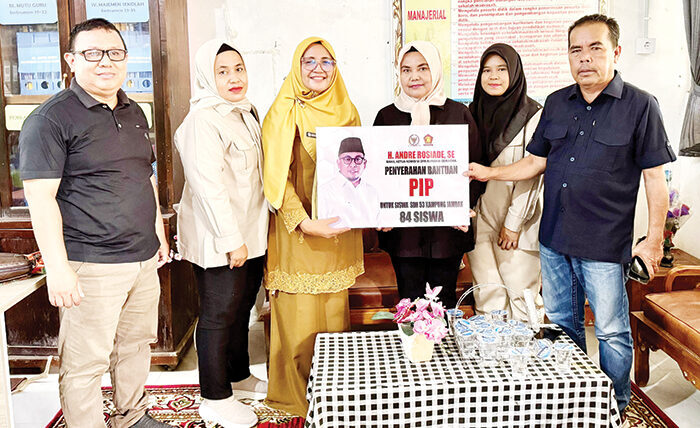 Andre Rosiade Salurkan 84 Beasiswa PIP untuk Murid SDN 53 Kampung Jambak, Padang 1 SALURKAN BEASISWA PIP— Tim Andre Rosiade yang diwakili Wakil Ketua DPD Partai Gerindra Sumbar Nurhaida, Wakil Sekretaris DPD Gerindra Sumbar Zulkifli serta Yurna Felda dan Rina Shintya Ningsih (wakil bendahara) dan Syabri Yulizar, menyalurkan beasiswa PIP kepada 84 murid di SD Negeri 53 Kampung Jambak, Kelurahan Batipuah Panjang, Kecamatan Koto Tangah, Selasa (4/8).
