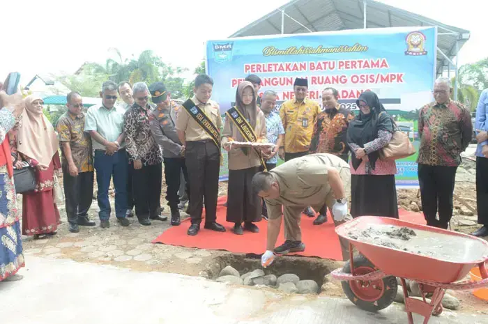 PELETAKAN BATU PERTAMA— Anggota DPRD Provinsi Sumbar Verry Mulyadi melakukan pelaetakan batu pertama pembanguna gedung OSIS MPK SMAN 1 Padang, disaksikan Kepala SMAN 1 Padang Syamsul Bahri, Komite serta Alumni.