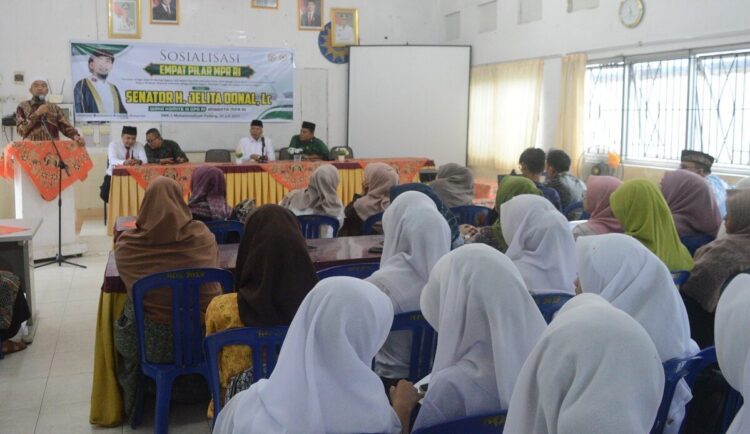Kunjungi SMK Muhammadiyah 1 Padang, Jelita Donal: Pentingnya Pemahaman Empat Pilar Kebangsaan 1 SOSIALISASI—Anggota DPD RI asal Sumatera Barat, H. Jelita Donal, Lc saat sosialisasi empat Pilar di SMK Muhammadiyah 1 Padang.