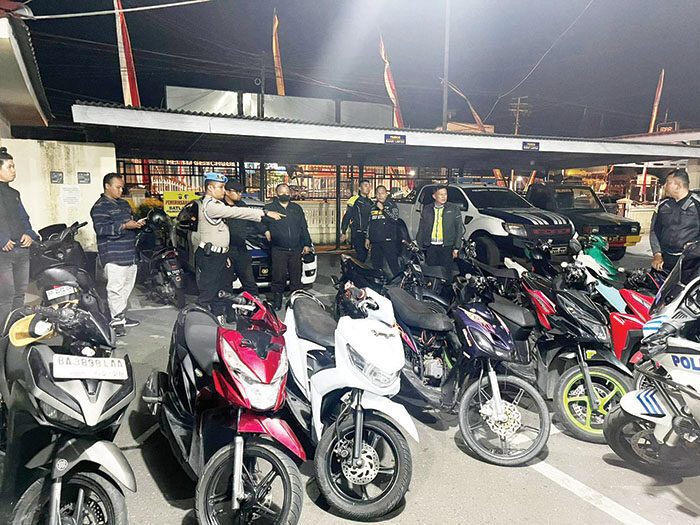 Razia Balap Liar, 15 Motor Disita 1 OPERASI CIPKON— Tim gabungan dari Polresta Bukittinggi dan Satpol PP menggelar operasi cipta kondisi yang berfokus pada antisipasi balap liar, hasilnya belasan sepeda motor berhasil diamankan pada Minggu dini, (25/08).