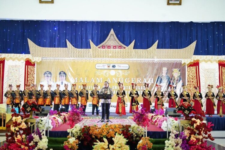 Anugerah Uda Uni Duta Wisata, Gambaran Konsistensi Pemda dalam Upaya Mengembangkan Pariwisata 1 ANUGERAH UDA UNI WISATA— Bupati Eka Putra, membuka kegiatan malam anugerah Uda Uni Duta Wisata Kabupaten Tanah Datar tahun 2025, di Gedung Nasional Maharajo Dirajo, Batusangkar, Sabtu malam (9/8).