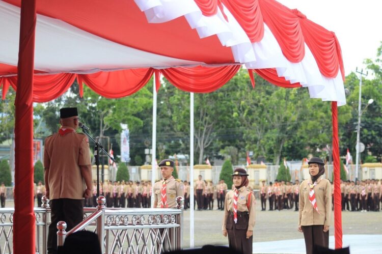 IRUP—Bupati Pasbar Yuliantobertindak sebagai inspektur upacara apel besar HUT ke-64 Gerakan Pramuka Kwartir Cabang 0317 Pasaman Barat (Pasbar) tahun 2025.