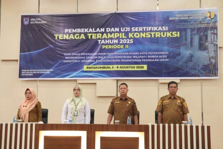 113 Peserta dari Berbagai Badan Usaha Jasa Konstruksi Ikuti Pembekalan 1 PEMBEKALAN UJI SERTIFIKASI— Asisten II Wal Asri dan Kadis PUPR Muslim membuka pembekalan dan uji sertifikasi.
