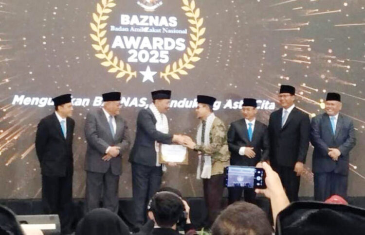 Dukung Gerakan Zakat, Wako Ramlan Nurmatias Raih BAZNAS Awards 2025 1 RAIH— Wali Kota Bukittinggi diwakili oleh Wakil Wali Kota, Ibnu Asis, menerima BAZNAS Awards 2025 ategori Kepala Daerah Pendukung Gerakan Zakat Indonesia. Penghargaan diserahkan langsung oleh Ketua BAZNA S RI, Prof. Dr. KH. Noor Achmad, MA. Penganugerahan bergengsi tingkat nasional tersebut berlangsung di Hotel Mercure Ancol, Jakarta, Kamis (28/8).
