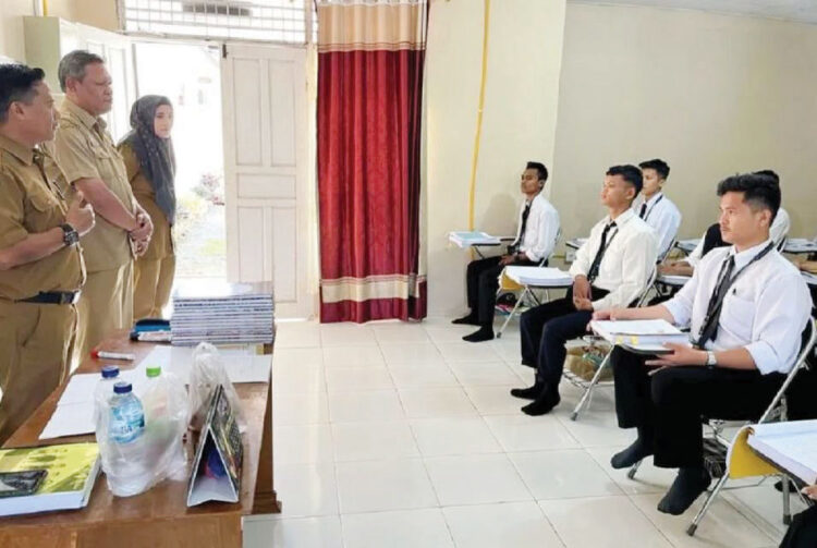 UPTD BLK Agam Gelar Pelatihan Keterampilan 2025, Siapkan SDM Siap Kerja dan Berwirausaha 1 PELATIHAN KETERAMPILAN— Untuk meningkatkan daya saing masyarakat di dunia usaha dan industri, UPTD Balai Latihan Kerja (BLK) Kabupaten Agam, Sumatera Barat, kembali menggelar empat paket pelatihan keterampilan pada tahun 2025, dengan total 64 peserta.