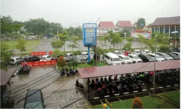 BPBD Kota Padang Imbau Warga Waspada Cuaca Ekstrem Disertai Angin Kencang 1 WASPADA CUACA EKSTREM—BPBD Kota Padang mengimbau warga untuk meningkatkan kewaspadaan terhadap potensi cuaca ekstrem berupa hujan dengan intensitas sedang hingga lebat yang disertai angin kencang di wilayah Kota Padang.