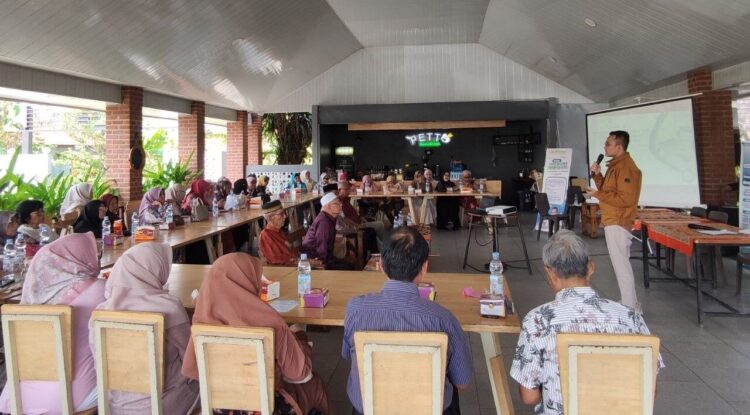 BPJS Kesehatan Sosialisasikan Program JKN pada Pensiunan BRI 1 SOSIALISASI—Terlihat beberapa orang petugas BPJS Kesehatan Payakumbuh melakukan sosialisasi kepada BRI