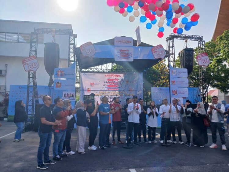 BI Sumbar Gelar Pekan QRIS Nasional 2025, Membumikan Pembayaran Digital di Ranah Minang 1 OPENING SEREMONY—Deputi Kepala Perwakilan BI Sumbar, Dandy Indarto Seno melepaskan balon yang berisi doorprize sebagai tanda dimulainya Pekan QRIS Nasional 2025 di Kota Padang.