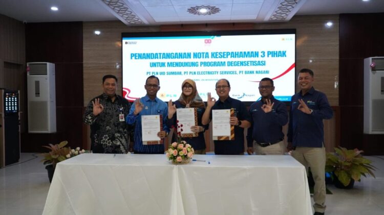 Bank Nagari dan PLN Jalin Kerja Sama Program Degensetisasi 1 KERJA SAMA—Direktur Keuangan Bak Nagari Roni Edrian, General Manager PLN UID Sumbar Ajrun Karim, dan Direktur Utama PT PLN Electricity Services Susiana Mutia menandatangani nota kesepahaman dalam program degensetisasi.