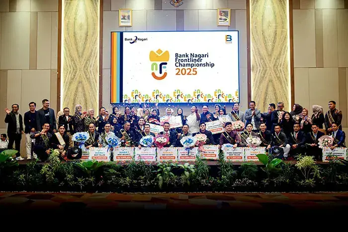 Jaga Pelayanan Prima bagi Nasabah, Bank Nagari Gelar BNFC 2025 1 BNFC—Direktur Kredit dan Syariah Bank Nagari, Hafid Dauli, serta jajaran pimpinan lainnya bersama peserta maupun pemenang Bank Nagari Frontliner Championship (BNFC) 2025.