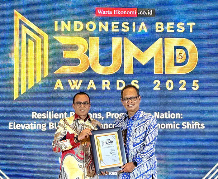 Bank Nagari Raih Penghargaan Integrated Digital Banking Services 1 TERIMA PENGHARGAAN— Pemimpin Bank Nagari Jakarta, Yosviandri menerima penhargaan Intergrated Digital Banking Services (BPD) pada ajang Indonesia
Best BUMD Awards 2025.