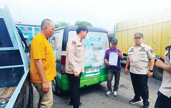 Bapenda Tertibkan Iklan Berjalan 1 PENERTIBAN— Petugas gabungan dari Bapenda, Polresta Padang, Jasa Raharja dan Samsat menghentikan kendaraan-kendaraan yang terpasang stiker merek brand, di depan Polsek Lubuk Kilangan, Selasa (5/8).