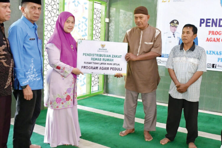 Baznas Agam Salurkan Zakat Rp437 Juta untuk 171 Mustahik 1 SALURKAN ZAKAT— Bupati Agam diwakili Staf Ahli Bupati Bidang Kemasyarakatan dan SDM, Roza Syafdefianti menyalurkan dana zakat kepada mustahik untuk periode Agustus, Kamis (7/8) di Masjid Agung Nurul Falah Lubuk Basung.