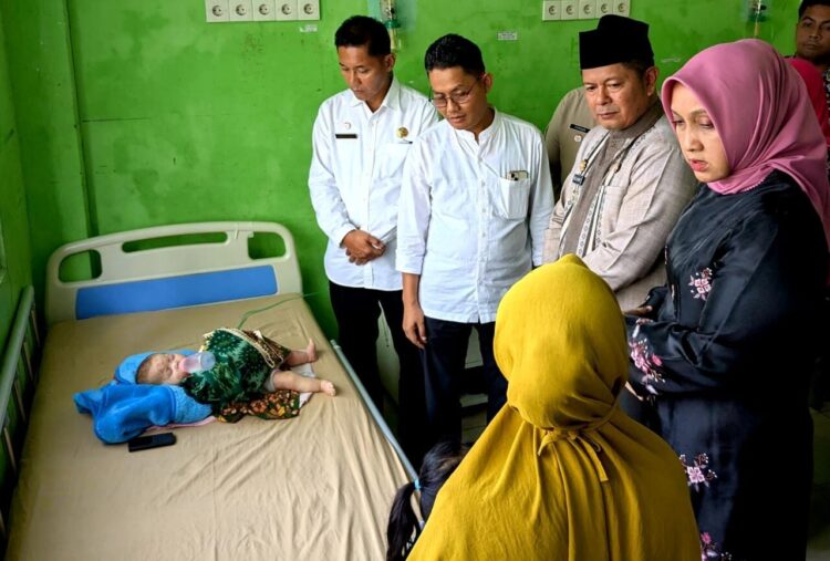 Bupati Pasaman Bezuk Balita Penderita Kekurangan Gizi 1 Besuk Balita Penderita Kekurangan Gizi