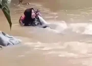 Viral Seorang Bidan di Pasaman Seberangi Sungai Demi Obati Pasien, Ketua DPR Singgung Keadilan Pembangunan di Pelosok Daerah