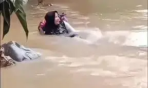 Viral Seorang Bidan di Pasaman Seberangi Sungai Demi Obati Pasien, Ketua DPR Singgung Keadilan Pembangunan di Pelosok Daerah 1 SEBERANGI SUNGAI— Dona Lubis, bidan dari Puskesmas Duo Koto, Kabupaten Pasaman, yang menyeberangi sungai deras demi mengantarkan obat kepada pasiennya.