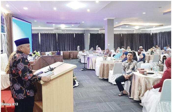 BIMTEK— Wakil Ketua Komisi V DPRD Provinsi Sumbar, Drs H Nurfirman Wansyah yang juga Wakil Ketua Komisi V DPRD Sumbar saat menghadiri Bimtek Ketahanan Keluarga yang diikuti 200 peserta di Kota Solok.