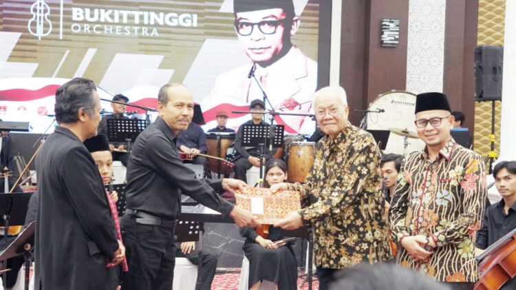 Bukittinggi Orchestra Meriahkan Puncak Perayaan 123 Tahun Bung Hatta 1 ORCHESTRA— Bukittinggi Orchestra menjadi puncak peringatan 123 tahun kelahiran Proklamator Bung Hatta, di Balai Ruang Dinas Kota Bukittinggi, Selasa (12/8) malam. Acara ini juga dihadiri Wakil Wali Kota Bukittinggi Ibnu Asis.