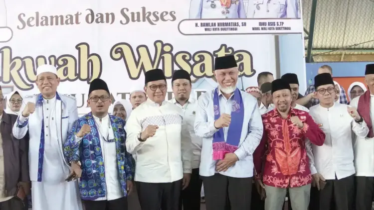 Kota Bukittinggi Tuan Rumah, 20 Ribu Jemaah Hadiri Dakwah, Wisata BKMT se-Sumbar 1 TUAN RUMAH DAKWAH WISATA— Puluah ribu jemaah menghadiri kegiatan Dakwah Wisata BKMT se-Sumbar,
Minggu (3/8) di GOR Bermawi. Gubernur Sumatera Barat Mahyeldi Ansharullah, hadir sebagai penceramah
utama sekaligus menyampaikan tausiah kepada seluruh jamaah.