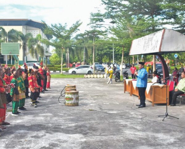 Festival Tambua Tansa Meriahkan HUT RI ke-80 di Agam 1 PEMBUKAAN FESTIVAL— Staf Ahli Bupati Agam Bidang Pemerintahan, Hukum, dan Politik, Fauzi, membuka Festival tambua Tansa di GOR Rang Agam, Kamis (14/8) dalam rangka memeriahkan HUT RI ke-80.