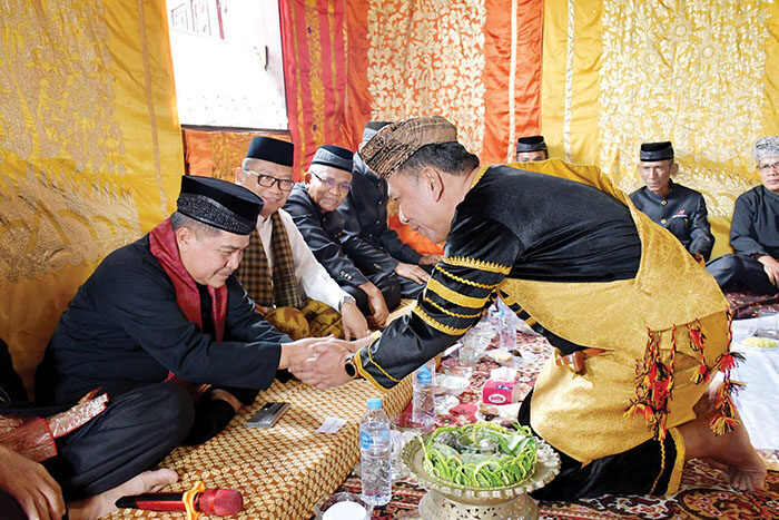 BATAGAK PANGULU— Bupati Agam, Ir. H. Benni Warlis, MM, Dt. Tan Batuah, menghadiri acara adat batagak pangulu malewakan gala kaum Caniagao, dr. H. Farid Wajdi, Sp.T.H.T.B.K.L., M.H., Dt. Pamuncak, di Rumah Gadang Suku Caniago Dt. Pamuncak Banda Baru, Lubuk Basung, Sabtu (23/8).