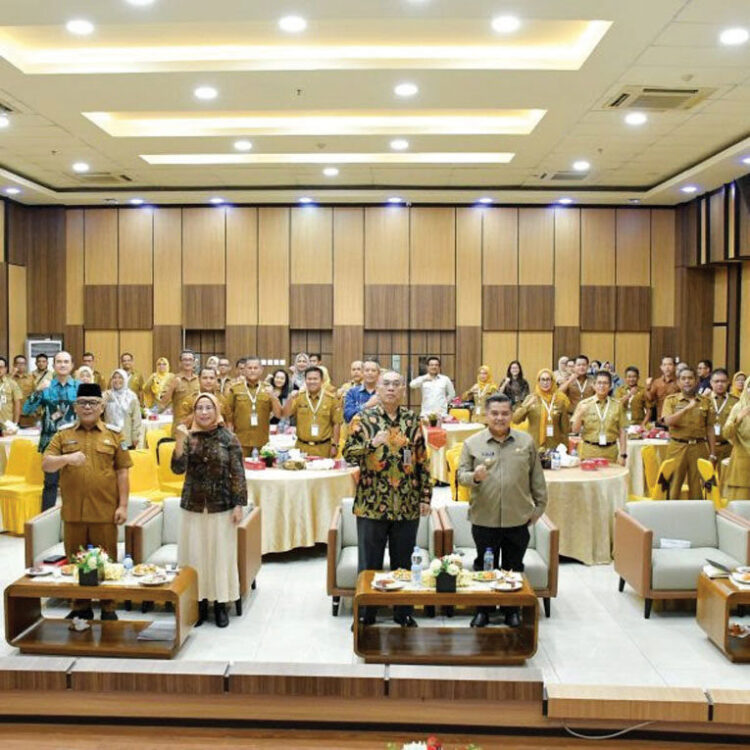 SOSIALISASI— Bupati Agam, Benni Warlis, menghadiri Sosialisasi Penyelesaian Kerugian Negara/Daerah dan Penggalian Data Informasi Khusus Kekurangan Keuangan Daerah di Kantor BPK Perwakilan Provinsi Sumatera Barat, 
Selasa (19/8).