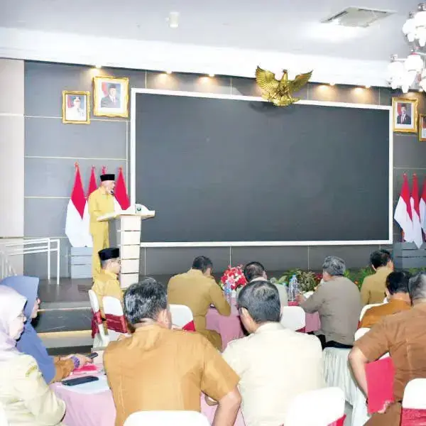 Bupati Agam Ikuti Rakor Penerapan SPM, Masyarakat Harus Dapat Pelayanan Standar yang Layak dan Setara 1 HADIRI RAKOR SPM— Bupati Agam Benni Warlis menghadiri Rapat Koordinasi (Rakor) Pemerintah Provinsi Sumatera Barat bersama pemerintah kabupaten/kota se-Sumatera Barat di Auditorium Istana Gubernur, Selasa (5/8).