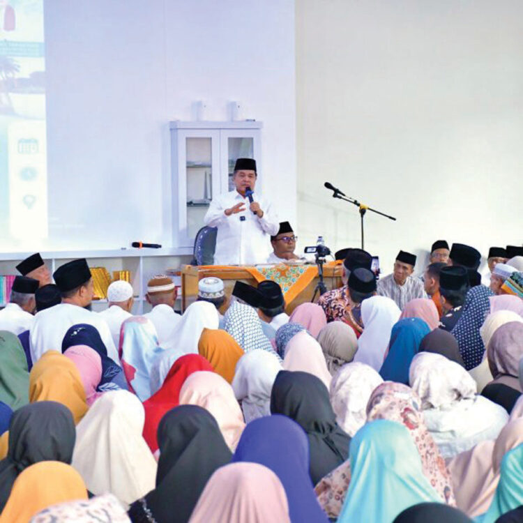 Syukuran Setahun Surau Kabah Islamic Center Panampuang, Bupati Gelar Tabligh Akbar 1 TABLIGH AKBAR—
Bupati Agam Benni Warlis, memberi sambutan saat Tabligh Akbar dalam rangka Syukuran 1 Tahun Surau Ka’bah Islamic Center Panampuang di Jorong Surau Lauik, Nagari Panampuang, Kecamatan Ampek Angkek, Sabtu (9/8).
