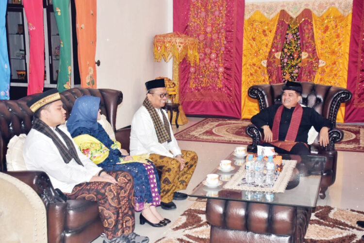 Bupati Agam Jamu Sarapan Pagi Bupati Tabalong di Lubuk Basung 1 JAMU— Bupati Agam, Benni Warlis, menjamu sarapan pagi Bupati Tabalong, Kalimantan Selatan, H M Noor Rifani, yang hadir bersama sang istri, Ny Hj Desi Suryanti Noor Rifani, di Rumah Dinas Bupati Agam, Padang Baru, Lubuk Basung, Sabtu (23/8).