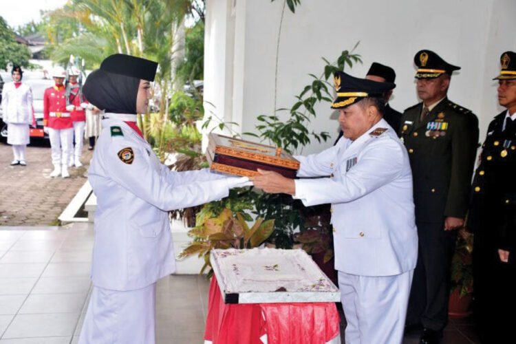 KIRAB MERAH PUTIH— Bupati Agam Benni Warlis, secara resmi menyerahkan kirab Bendera Merah Putih kepada anggota Paskibraka Kabupaten Agam, di Rumah Dinas Bupati Agam Padang Baru Lubuk Basung, Minggu (17/8).