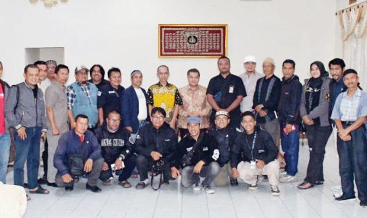 Bupati Silaturahmi dengan Bukittinggi Press Club, Bahas Program dan Isu Strategis Daerah 1 SILATURAHMI BERSAMA BPC—Bupati Agam Benni Warlis,
menggelar pertemuan dan silaturahmi dengan komunitas Wartawan Bukittinggi Press Club (BPC), di Mess Pemkab Agam,
Belakang Balok, Bukittinggi, Minggu (10/8).