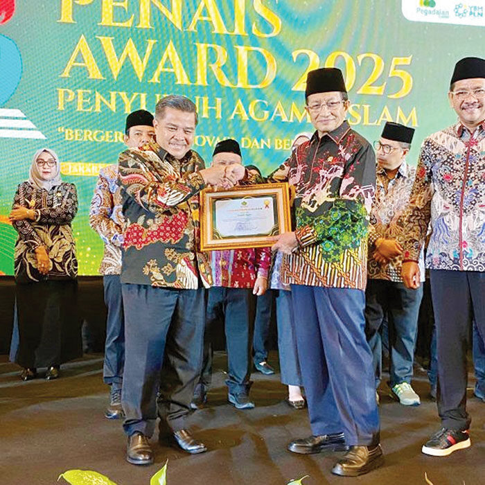 Dukung Penguatan Penyuluh Agama Islam, Pemkab Agam Terima Penghargaan dari Menteri Agama 1 PENGHARGAAN— Bupati Agam, Benni Warlis, menerima penghargaan dari Menteri Agama Nasaruddin Umar pada ajang PENAIS Award tahun 2025 yang berlangsung di Aston Kartika Grogol, Jakarta, Senin (25/8).