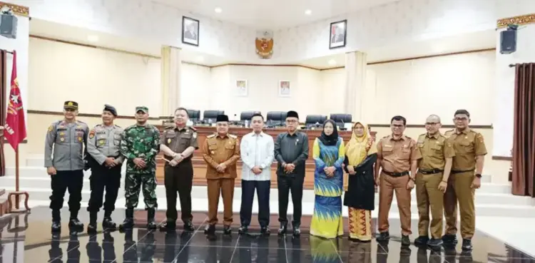 NOTA PERUBAHAN KUA-PPAS— Bupati Agam Benni Warlis bersama pimpinan DPRD Agam, berfoto bersama usai sidang paripurna nota pengantar Bupati Agam terhadap Rancangan Perubahan KUA-PPAS Tahun Anggaran 2025.