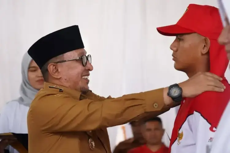Pelajar SMP dan SMA Hadiri Apel Akbar Cinta Kebangsaan dan Kerukunan 1 Bupati Eka Putra Buka Pemusatan Pelatihan 63 Calon Paskibraka Tanah