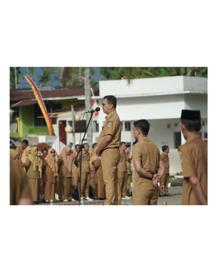 SAMBUTAN— Bupati Solok Selatan H. Khairunas memberikan arahan pada ASN untuk menjaga integritas menjadi kunci dalam 
menjalan peran dalam pekerjaan, saat apel gabungan, di halaman kantor bupati.