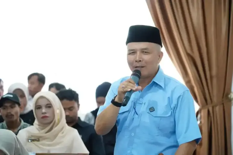 Banyak Potensi Wisata dan Progul Daerah Belum Dikelola Maksimal 1 DIALOG— Ketua Lentera Tanah Datar Afrizal saat dialog pada pertemuan dengan Bupati Eka Putra, di Gedung Indo Jolito Batusangkar, Rabu (6/8).