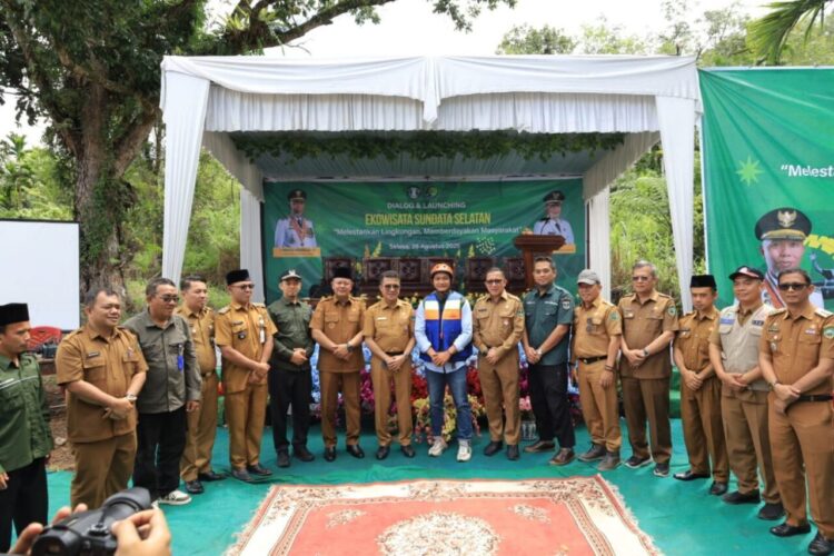 Sinergi Kelestarian Hutan dan Peningkatan Ekonomi, Ekowisata Sundata Selatan Diluncurkan 1 LAUNCHING EKOWISATA— Bupati Pasaman Welly Suhery bersama Asisten II Pemprov Sumbar Adib Alfikri, menghadiri launching Ekowisata Sundata Selatan, Selasa (26/8).