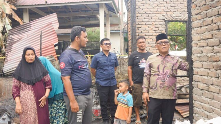 KUNJUNGI—Bupati Pasaman Barat, Yulianto, mengunjungi korban kebakaran di Jorong Pinaga, Nagari Pinaga Aua Kuniang, Kecamatan Pasaman, pada Minggu (24/8).