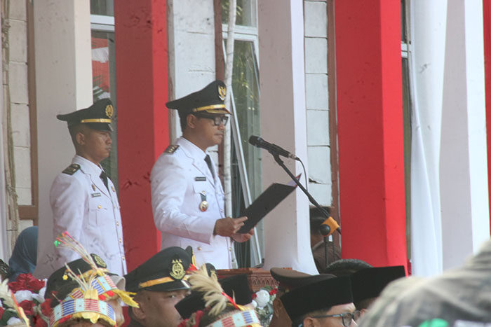 SAMBUTAN— Bupati Kepulauan Mentawai Rinto Wardana memberikan sambutan saat menjadi Inspektur Upacara HUT ke-80 Kemerdekaan RI, di halaman kantor Bupati Mentawai, Minggu (17/8).