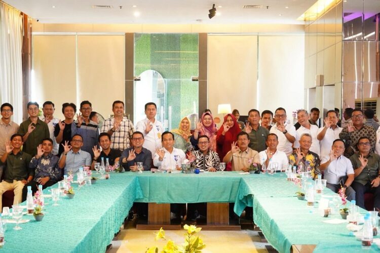 AUDIENSI—Bupati Tanahdatar Eka Putra  foto bersama anggota saat melakukan audiensi dengan HPMMR.