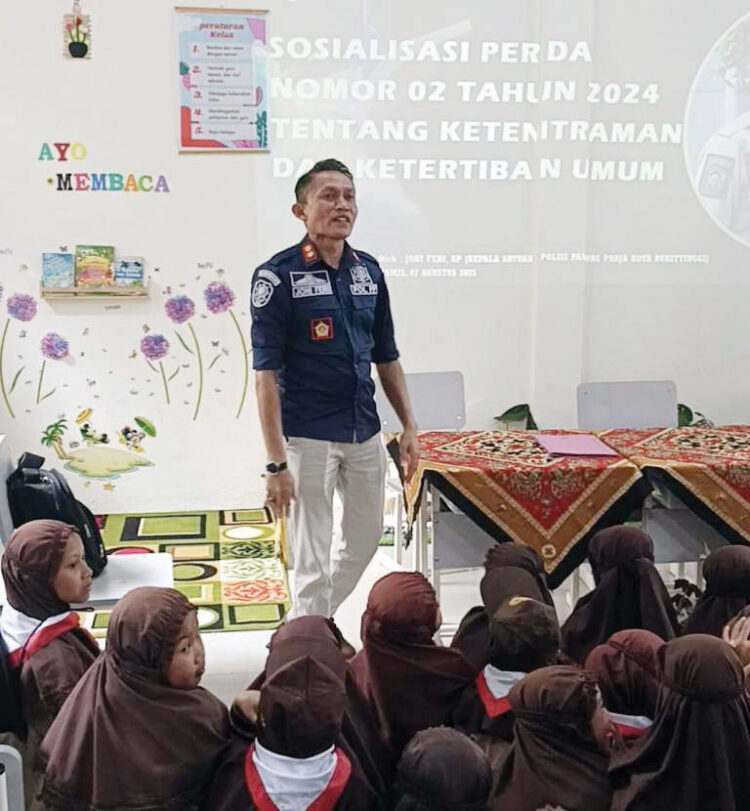 Cegah Penyebaran Penyakit Sejak Dini, Satpol PP Bukittinggi Go to School di SDN 07 1 SOSIALISASI PERDA— Satuan Polisi Pamong Praja (Satpol PP) Kota Bukittinggi melakukan sosialisasi dini Perda 02 Tahun 2024 di SDN 07 Teladan Bukik Cangang.