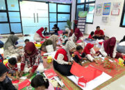 Kompak Berkarya, Orang Tua dan Anak PAUD Ciptakan Hiasan Bertema Kemerdekaan