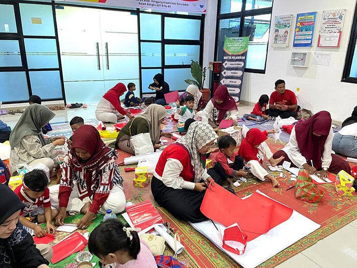 Kompak Berkarya, Orang Tua dan Anak PAUD Ciptakan Hiasan Bertema Kemerdekaan 1 HIASAN BERTEMA KEMERDEKAAN—Suasana aula kantor Disdikbud Kota Padang Panjang, Kamis (14/8), dipenuhi keceriaan. Puluhan pasangan orang tua dan anak dari Kelompok Bermain (KB) serta Tempat Penitipan Anak (TPA), beradu kreativitas dalam lomba membuat hiasan bertema kemerdekaan.