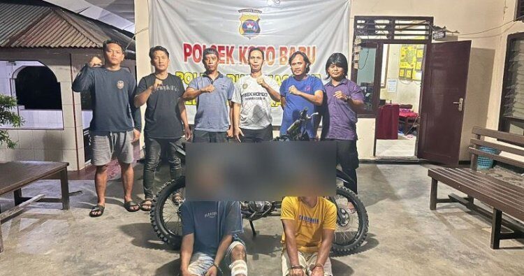 2 Spesialis Pencuri Motor Diciduk 1 CURI MOTOR— Pelaku AD dan HS yang terlibat kasus pencurian sepeda motor ditangkap jajaran Polsek Koto Baru.