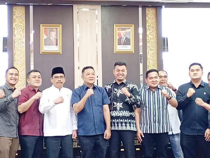 DPRD Sumbar Terima Kunjungan DPRD Dharmasraya, Bahas Efisiensi Anggaran Belanja Negara 1 TERIMA KUNJUNGAN—Kepala Sub Bagian (Kasubag) Humas dan Protokoler Sekretariat DPRD Sumbar, Darul Idris saat menerima kunjungan rombongan anggota DPRD Dharmasraya.
