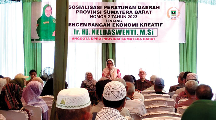 SOSIALISASI—Anggota DPRD Sumbar, Neldaswenti menyosialisasikan Perda Provinsi Sumatera Barat Nomor 2 Tahun 2023 tentang Pengembangan Ekonomi Kreatif (Ekraf).