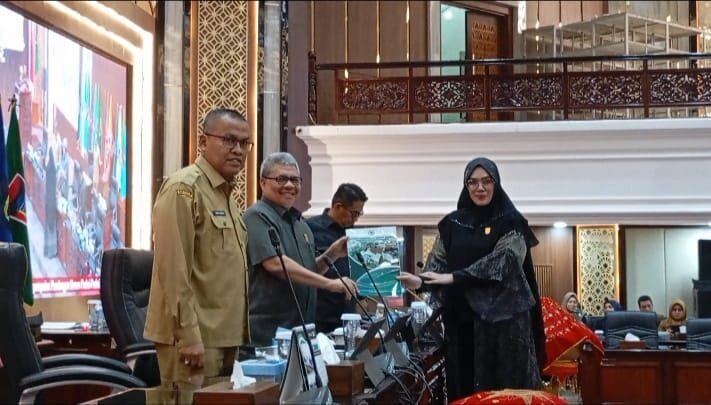 Sampaikan Pandangan Umum Ranperda Perubahan APBD 2025, Fraksi PDI Perjuangan dan PKB DPRD Sumbar Dorong Pemprov Tingkatkan PAD 1 SERAHKAN DOKUMEN— Juru bicara Fraksi PDI Perjuangan dan PKB DPRD Sumbar, Sri Kumala Dewi menyerahkan pandangan umum Fraksi kepada Ketua DPRD Sumbar, Muhidi.