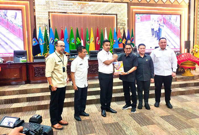 Rapat Paripurna Penyampaian Laporan Reses dan Penutupan Masa Persidangan Ketiga, DPRD Sumbar Prioritaskan Sektor Pendidikan dan Ekonomi dalam Penyusunan Anggaran 2026 1 SERAHKAN LAPORAN—Wakil Ketua DPRD Sumbar, Evi Yandri Dt Rajo Budiman didampingi Nanda Satria dan M Iqra Chissa Putra sata menyerahkan laporan hasil reses DRPD Sumbar kepada Wagub Sumbar, Vasko Ruseimy.