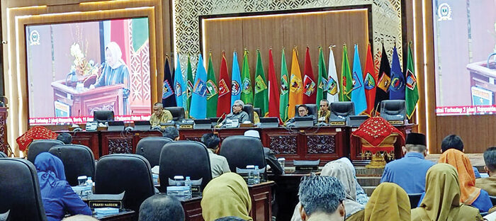 SAMPAIKAN PANDANGAN—Suasana Rapat Paripurna penyampaian pandangan umum dari Fraksi-Fraksi DPRD Sumbar terhadap dua Ranperda.